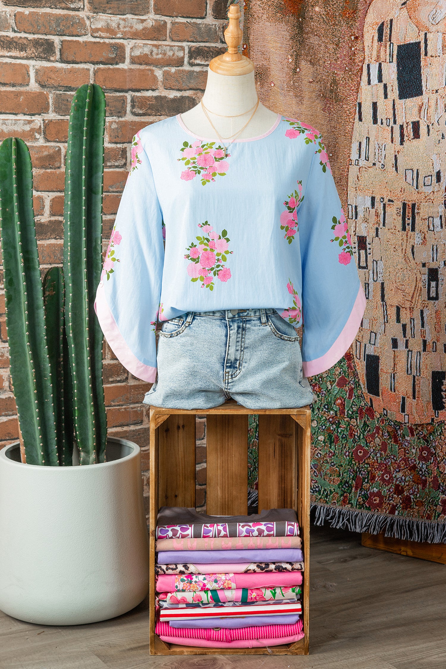 Mom Chic | Floral Print Button-Cuffed 3/4 Sleeve Round-Neck Blouse