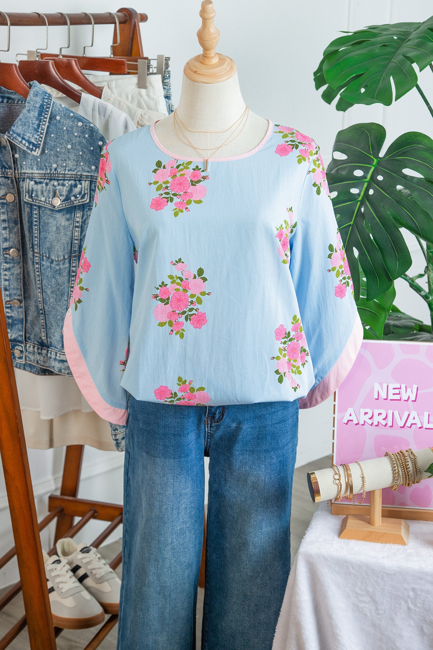 Mom Chic | Floral Print Button-Cuffed 3/4 Sleeve Round-Neck Blouse