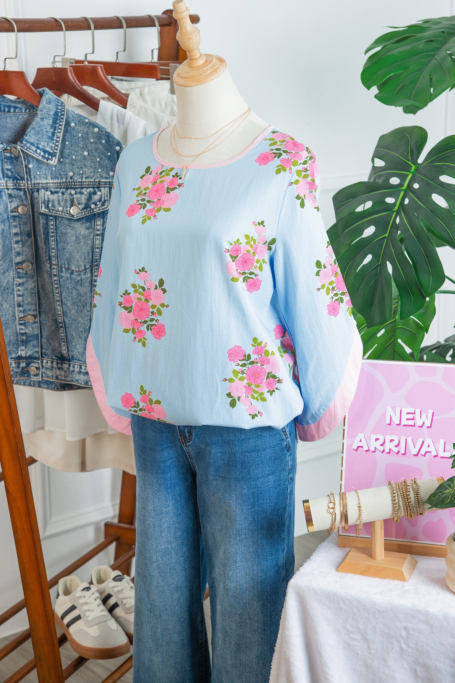 Mom Chic | Floral Print Button-Cuffed 3/4 Sleeve Round-Neck Blouse