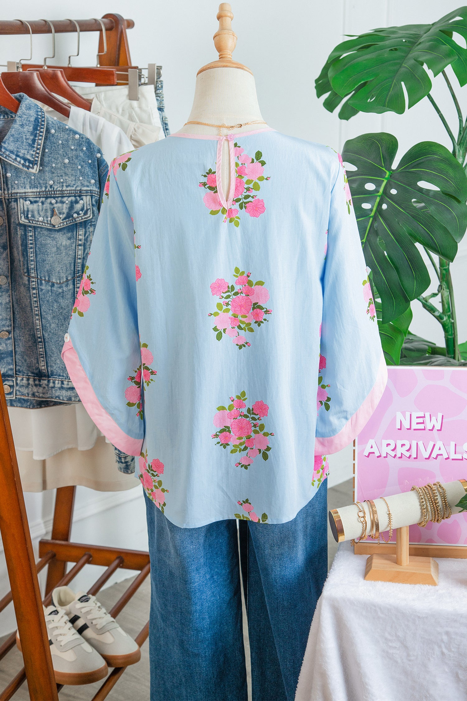 Mom Chic | Floral Print Button-Cuffed 3/4 Sleeve Round-Neck Blouse