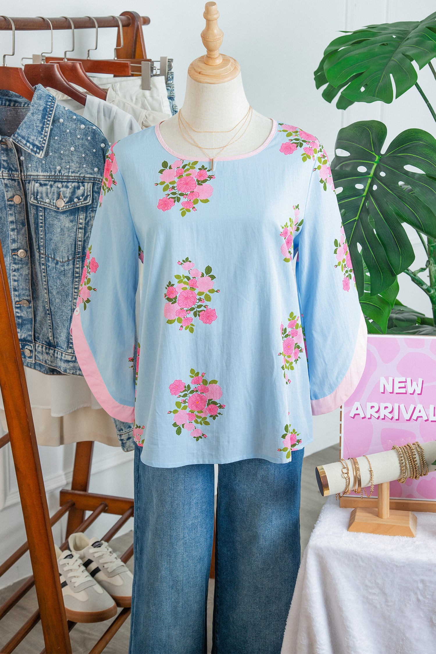 Mom Chic | Floral Print Button-Cuffed 3/4 Sleeve Round-Neck Blouse