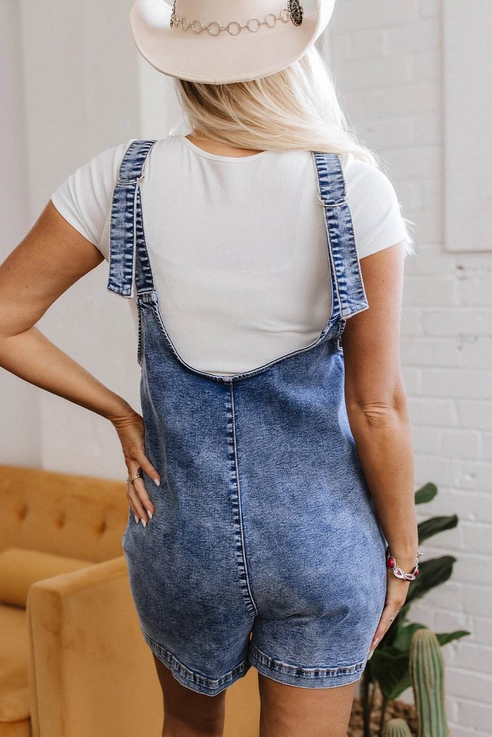 Mom Chic sleeveless denim romper with U-neck and patch pockets for casual chic style