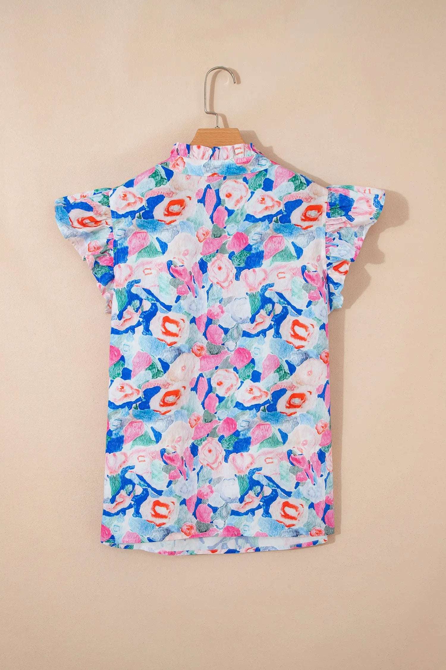 Floral print tie-neck blouse with V-neck and ruffle short sleeves for a vacation vibe