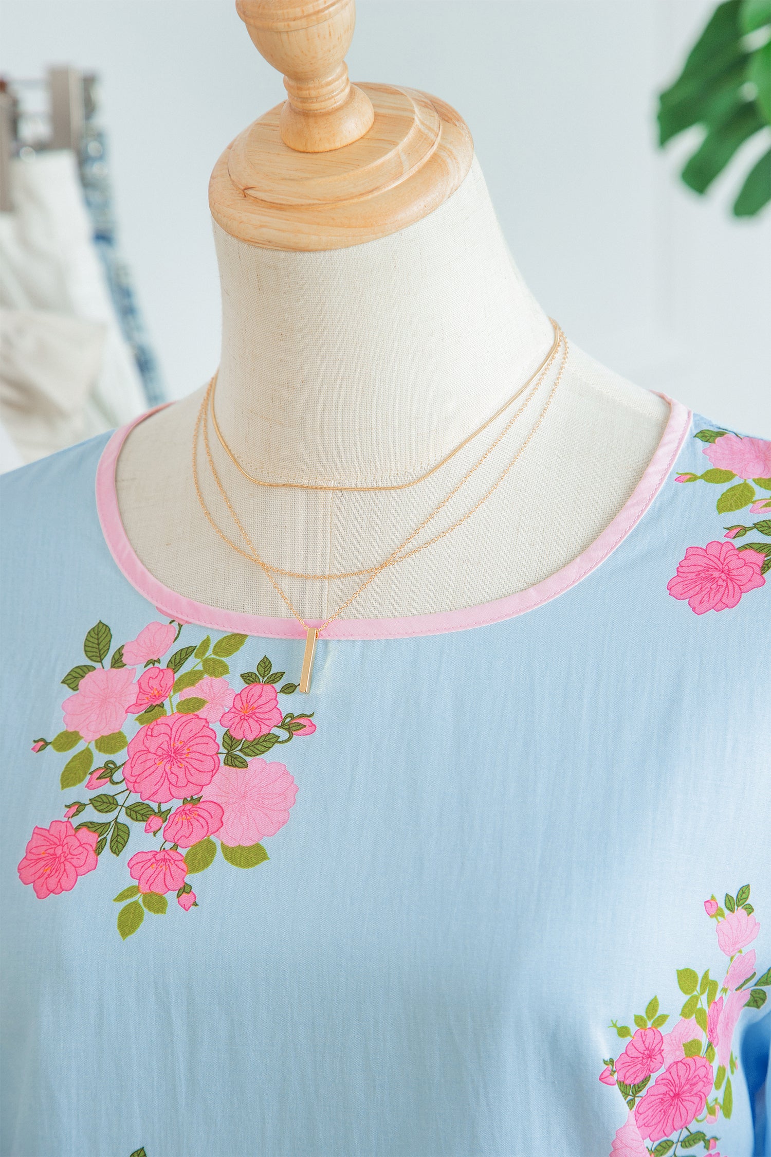 Mom Chic | Floral Print Button-Cuffed 3/4 Sleeve Round-Neck Blouse