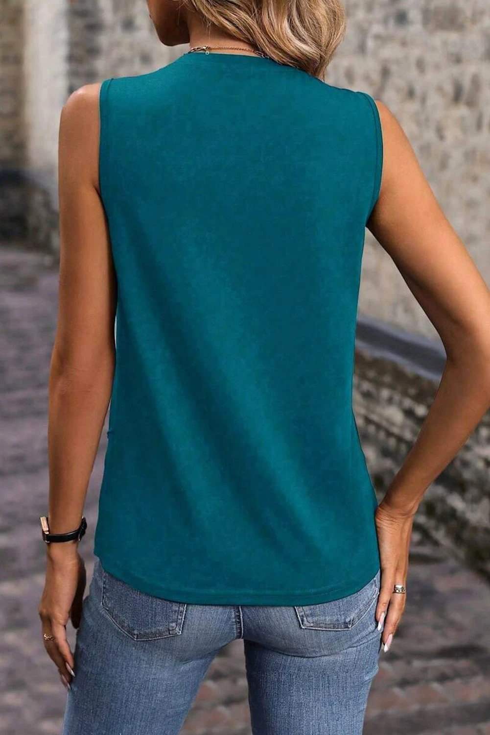 Sapphire-green round neck tank top with diagonal stitching and relaxed fit