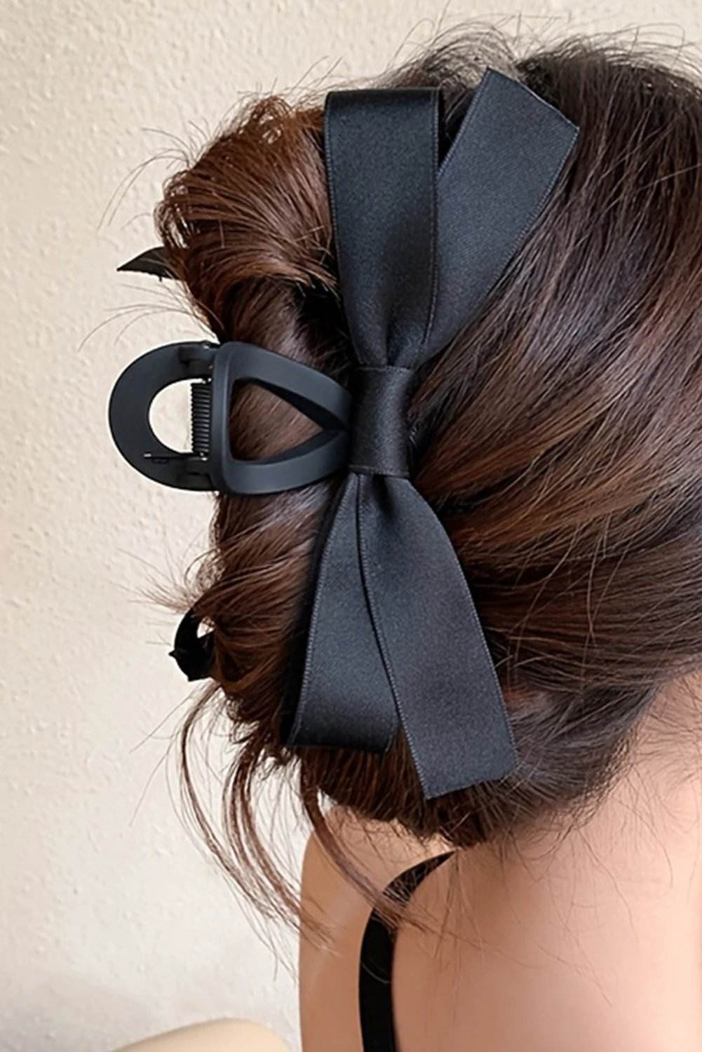 Mom Chic large bow hair claw clip with oversized bow decor for casual chic styling