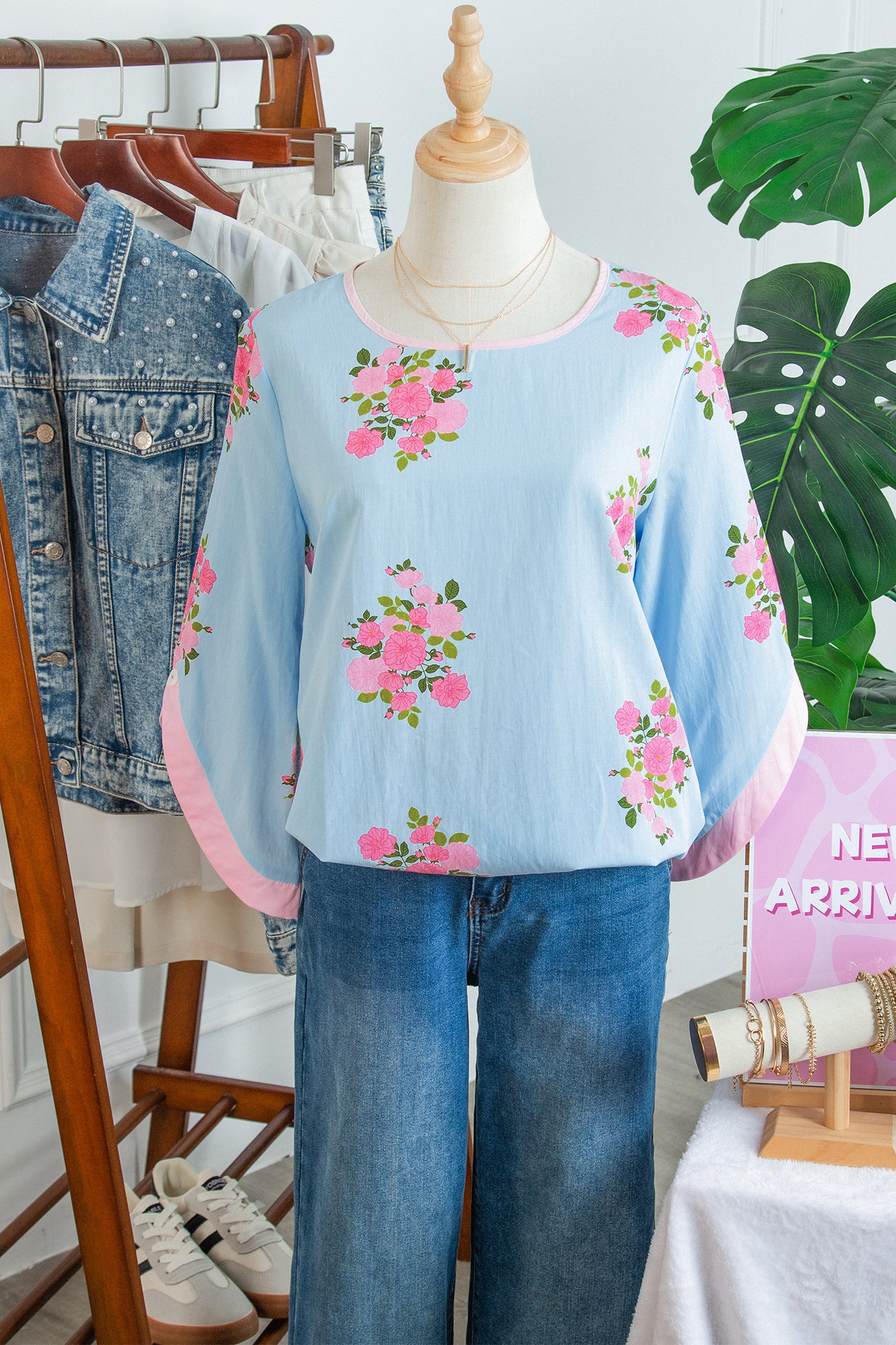 Mom Chic | Floral Print Button-Cuffed 3/4 Sleeve Round-Neck Blouse